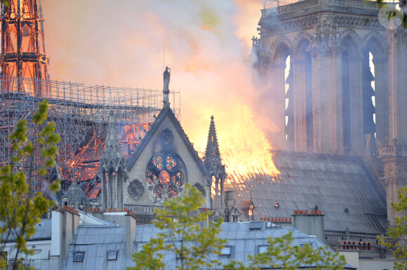 Incendie de la cathédrale Notre-Dame de Paris, Paris, le 15 avril 2019. La flêche s'est effondrée. ©Veeren Ramsamy / Bestimage