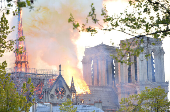 Incendie de la cathédrale Notre-Dame de Paris, Paris, le 15 avril 2019. La flêche s'est effondrée. ©Veeren Ramsamy / Bestimage