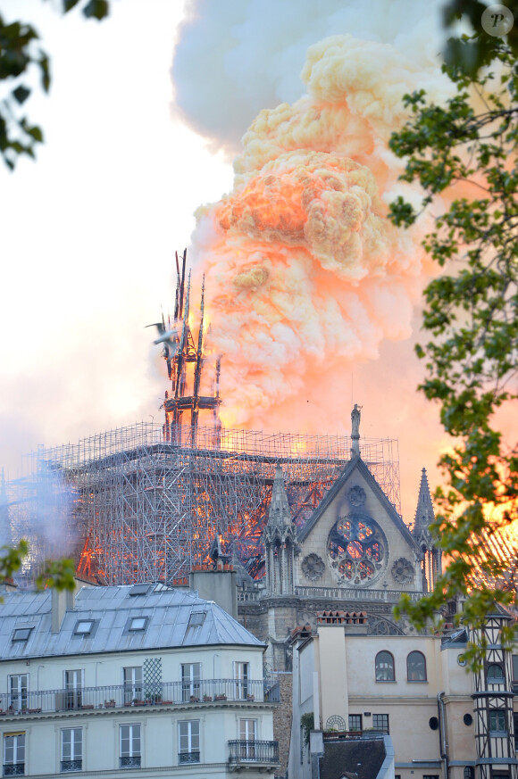 Incendie de la cathédrale Notre-Dame de Paris, Paris, le 15 avril 2019. La flêche s'est effondrée. ©Veeren Ramsamy / Bestimage