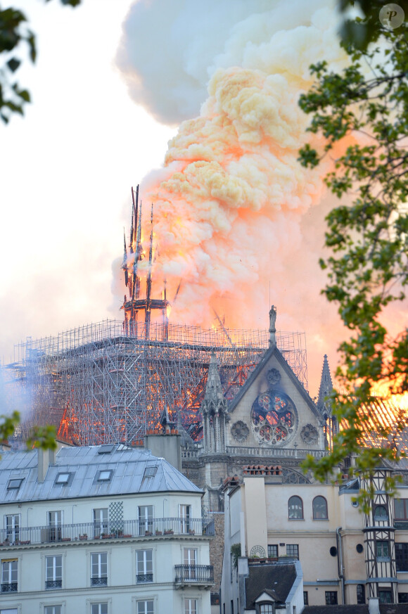Incendie de la cathédrale Notre-Dame de Paris, Paris, le 15 avril 2019. La flêche s'est effondrée. ©Veeren Ramsamy / Bestimage