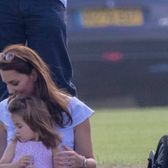 Catherine Kate Middleton, duchesse de Cambridge, le prince George, la princesse Charlotte, pieds nus, lors d'un match de polo caritatif au Beaufort Polo Club à Tetbury le 10 juin 2018.