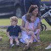Catherine Kate Middleton, duchesse de Cambridge, le prince George, la princesse Charlotte, pieds nus, lors d'un match de polo caritatif au Beaufort Polo Club à Tetbury le 10 juin 2018.