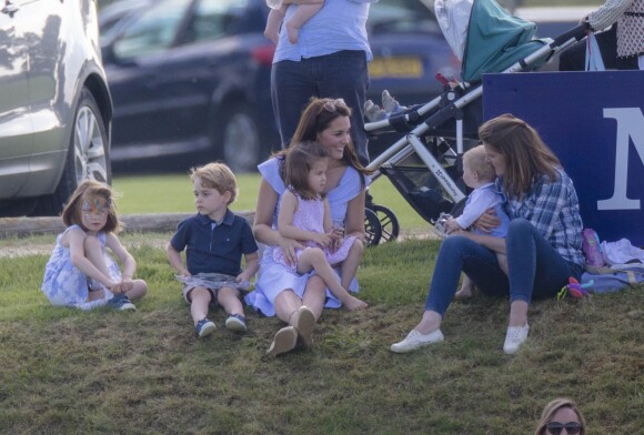 Catherine Kate Middleton, duchesse de Cambridge, le prince George, la princesse Charlotte, pieds nus, lors d'un match de polo caritatif au Beaufort Polo Club à Tetbury le 10 juin 2018.