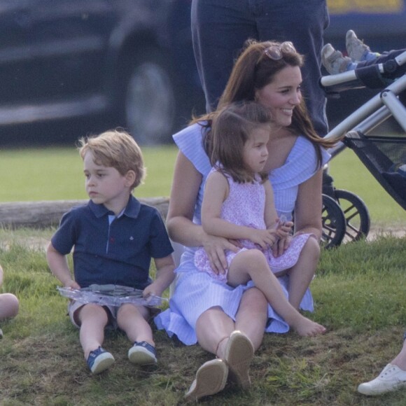 Catherine Kate Middleton, duchesse de Cambridge, le prince George, la princesse Charlotte, pieds nus, lors d'un match de polo caritatif au Beaufort Polo Club à Tetbury le 10 juin 2018.