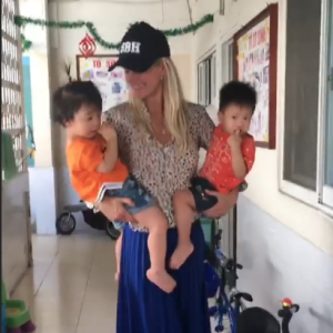 Laeticia Hallyday sur Instagram, le 15 avril 2019. Voyage au Vietnam avec ses filles, Jade et Joy. Elles ont visité l'association de Laeticia Hallyday et Hélène Darroze "La bonne étoile", qui vient en aide aux orphelins vietnamiens.