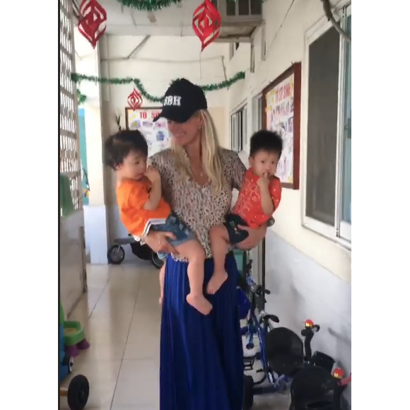 Laeticia Hallyday sur Instagram, le 15 avril 2019. Voyage au Vietnam avec ses filles, Jade et Joy. Elles ont visité l'association de Laeticia Hallyday et Hélène Darroze "La bonne étoile", qui vient en aide aux orphelins vietnamiens.