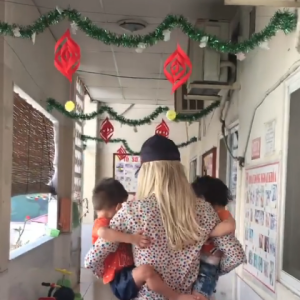 Laeticia Hallyday sur Instagram, le 15 avril 2019. Voyage au Vietnam avec ses filles, Jade et Joy. Elles ont visité l'association de Laeticia Hallyday et Hélène Darroze "La bonne étoile", qui vient en aide aux orphelins vietnamiens.