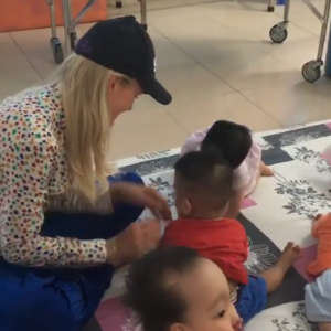 Laeticia Hallyday sur Instagram, le 15 avril 2019. Voyage au Vietnam avec ses filles, Jade et Joy. Elles ont visité l'association de Laeticia Hallyday et Hélène Darroze "La bonne étoile", qui vient en aide aux orphelins vietnamiens.