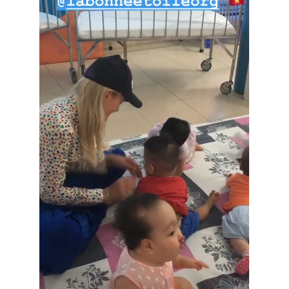 Laeticia Hallyday sur Instagram, le 15 avril 2019. Voyage au Vietnam avec ses filles, Jade et Joy. Elles ont visité l'association de Laeticia Hallyday et Hélène Darroze "La bonne étoile", qui vient en aide aux orphelins vietnamiens.