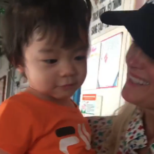 Laeticia Hallyday sur Instagram, le 15 avril 2019. Voyage au Vietnam avec ses filles, Jade et Joy. Elles ont visité l'association de Laeticia Hallyday et Hélène Darroze "La bonne étoile", qui vient en aide aux orphelins vietnamiens.