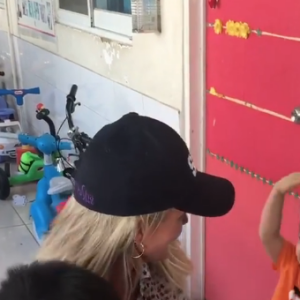 Laeticia Hallyday sur Instagram, le 15 avril 2019. Voyage au Vietnam avec ses filles, Jade et Joy. Elles ont visité l'association de Laeticia Hallyday et Hélène Darroze "La bonne étoile", qui vient en aide aux orphelins vietnamiens.