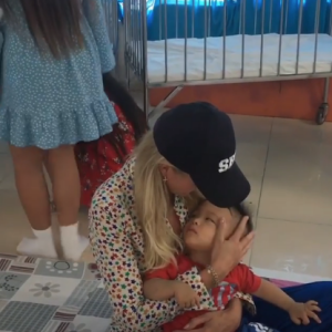Laeticia Hallyday sur Instagram, le 15 avril 2019. Voyage au Vietnam avec ses filles, Jade et Joy. Elles ont visité l'association de Laeticia Hallyday et Hélène Darroze "La bonne étoile", qui vient en aide aux orphelins vietnamiens.