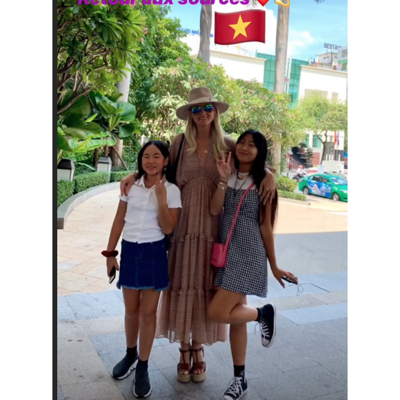 Laeticia Hallyday sur Instagram, le 15 avril 2019. Voyage au Vietnam avec ses filles, Jade et Joy. Elles ont visité l'association de Laeticia Hallyday et Hélène Darroze "La bonne étoile", qui vient en aide aux orphelins vietnamiens.
