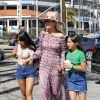 Laeticia Hallyday et ses filles Jade et Joy - Laeticia Hallyday et ses filles Jade et Joy arrivent au restaurant Gladstones pour déjeuner à Los Angeles, le 30 mars 2019.