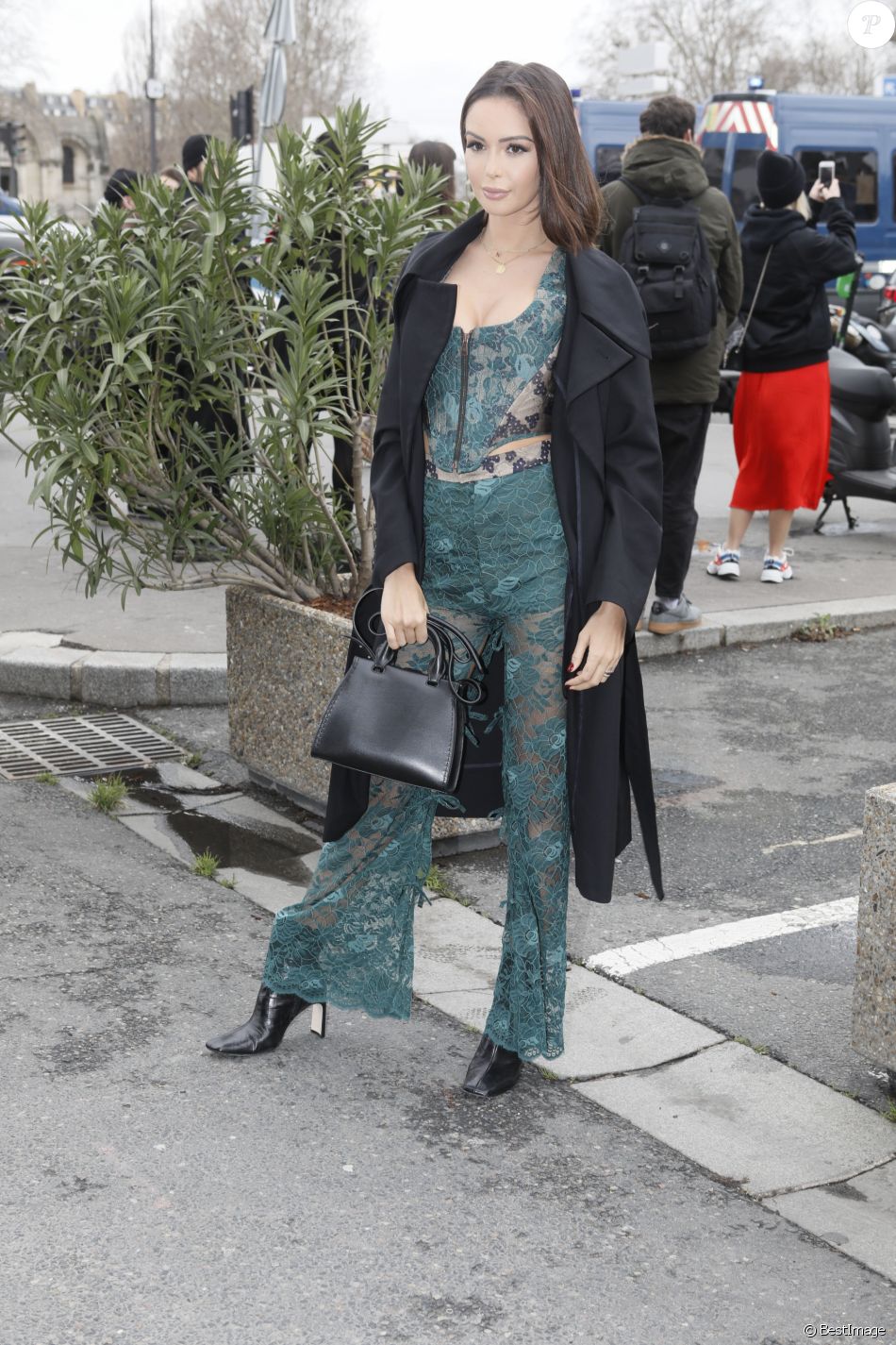 Nabilla Benattia arrive au défilé de mode Vivienne
