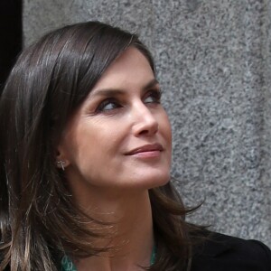 La reine Letizia d'Espagne (robe Sandro) en visite au monastère de l'Incarnation à Madrid le 10 avril 2019 pour découvrir les aménagements réalisés pour l'accessibilité aux personnes en situation de handicap.
