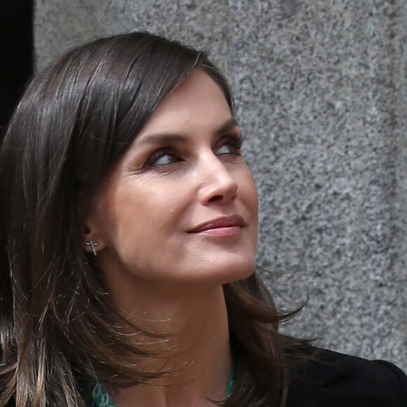 La reine Letizia d'Espagne (robe Sandro) en visite au monastère de l'Incarnation à Madrid le 10 avril 2019 pour découvrir les aménagements réalisés pour l'accessibilité aux personnes en situation de handicap.