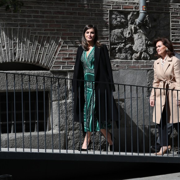 La reine Letizia d'Espagne (robe Sandro) en visite au monastère de l'Incarnation à Madrid le 10 avril 2019 pour découvrir les aménagements réalisés pour l'accessibilité aux personnes en situation de handicap.