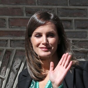 La reine Letizia d'Espagne (robe Sandro) en visite au monastère de l'Incarnation à Madrid le 10 avril 2019 pour découvrir les aménagements réalisés pour l'accessibilité aux personnes en situation de handicap.