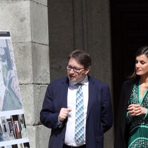 La reine Letizia d'Espagne (robe Sandro) en visite au monastère de l'Incarnation à Madrid le 10 avril 2019 pour découvrir les aménagements réalisés pour l'accessibilité aux personnes en situation de handicap.