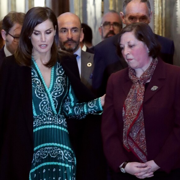 La reine Letizia d'Espagne (robe Sandro) en visite au monastère de l'Incarnation à Madrid le 10 avril 2019 pour découvrir les aménagements réalisés pour l'accessibilité aux personnes en situation de handicap.