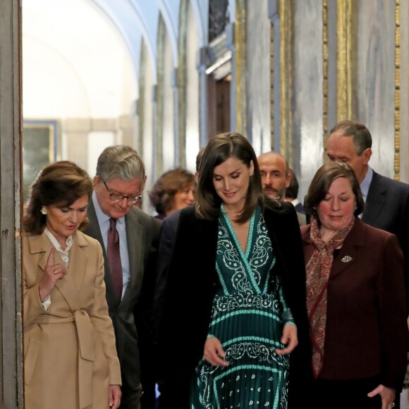 La reine Letizia d'Espagne (robe Sandro) en visite au monastère de l'Incarnation à Madrid le 10 avril 2019 pour découvrir les aménagements réalisés pour l'accessibilité aux personnes en situation de handicap.