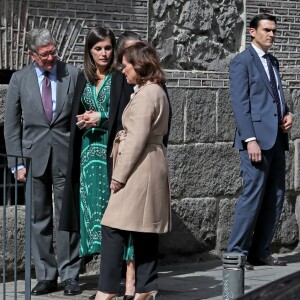 La reine Letizia d'Espagne (robe Sandro) en visite au monastère de l'Incarnation à Madrid le 10 avril 2019 pour découvrir les aménagements réalisés pour l'accessibilité aux personnes en situation de handicap.