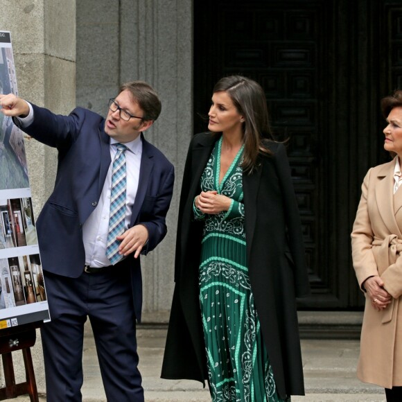 La reine Letizia d'Espagne (robe Sandro) en visite au monastère de l'Incarnation à Madrid le 10 avril 2019 pour découvrir les aménagements réalisés pour l'accessibilité aux personnes en situation de handicap.