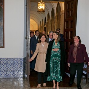 La reine Letizia d'Espagne (robe Sandro) en visite au monastère de l'Incarnation à Madrid le 10 avril 2019 pour découvrir les aménagements réalisés pour l'accessibilité aux personnes en situation de handicap.
