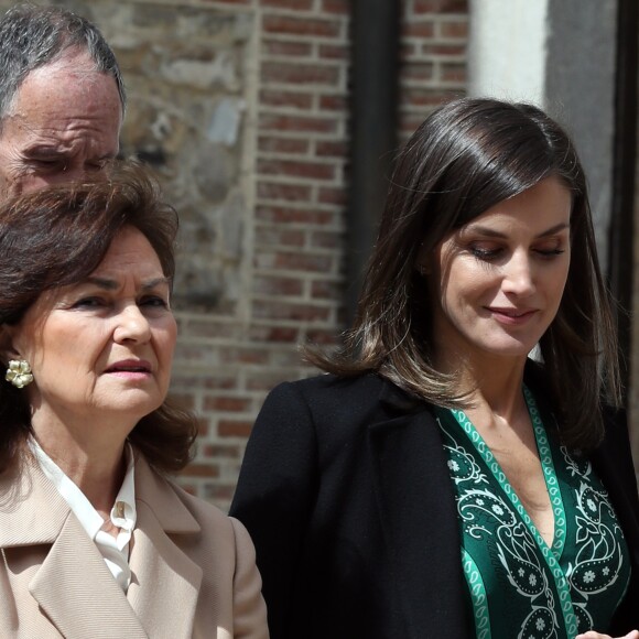 La reine Letizia d'Espagne (robe Sandro) en visite au monastère de l'Incarnation à Madrid le 10 avril 2019 pour découvrir les aménagements réalisés pour l'accessibilité aux personnes en situation de handicap.