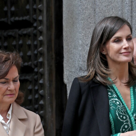 La reine Letizia d'Espagne (robe Sandro) en visite au monastère de l'Incarnation à Madrid le 10 avril 2019 pour découvrir les aménagements réalisés pour l'accessibilité aux personnes en situation de handicap.