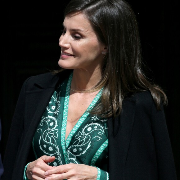 La reine Letizia d'Espagne (robe Sandro) en visite au monastère de l'Incarnation à Madrid le 10 avril 2019 pour découvrir les aménagements réalisés pour l'accessibilité aux personnes en situation de handicap.