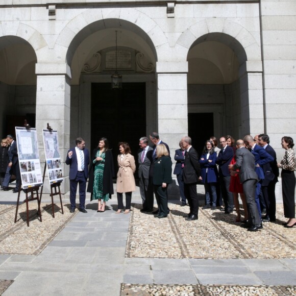 La reine Letizia d'Espagne (robe Sandro) en visite au monastère de l'Incarnation à Madrid le 10 avril 2019 pour découvrir les aménagements réalisés pour l'accessibilité aux personnes en situation de handicap.