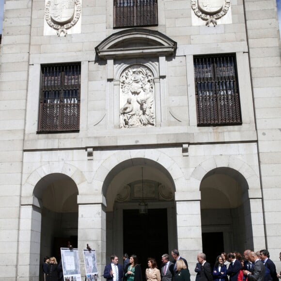 La reine Letizia d'Espagne (robe Sandro) en visite au monastère de l'Incarnation à Madrid le 10 avril 2019 pour découvrir les aménagements réalisés pour l'accessibilité aux personnes en situation de handicap.