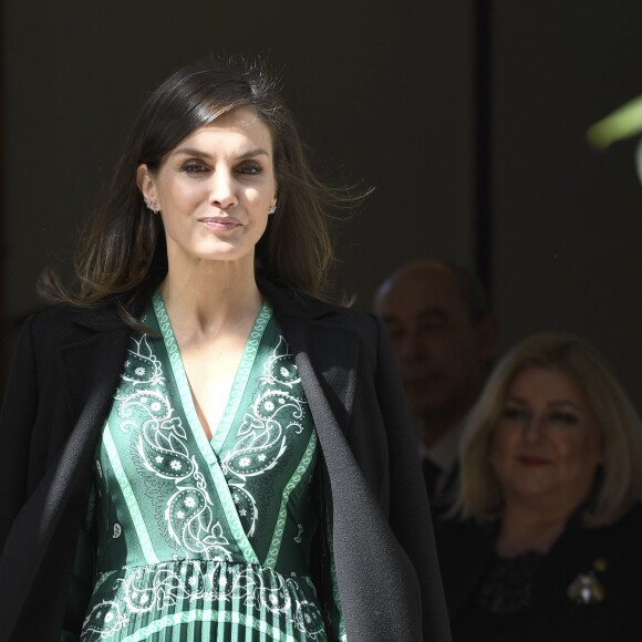 La reine Letizia d'Espagne (robe Sandro) en visite au monastère de l'Incarnation à Madrid le 10 avril 2019 pour découvrir les aménagements réalisés pour l'accessibilité aux personnes en situation de handicap.