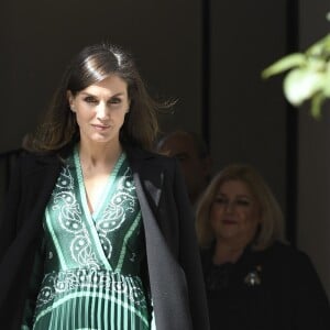 La reine Letizia d'Espagne (robe Sandro) en visite au monastère de l'Incarnation à Madrid le 10 avril 2019 pour découvrir les aménagements réalisés pour l'accessibilité aux personnes en situation de handicap.