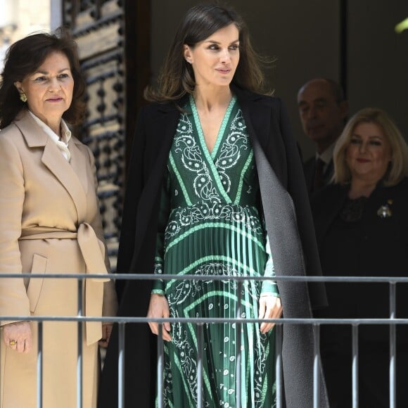 La reine Letizia d'Espagne (robe Sandro) en visite au monastère de l'Incarnation à Madrid le 10 avril 2019 pour découvrir les aménagements réalisés pour l'accessibilité aux personnes en situation de handicap.