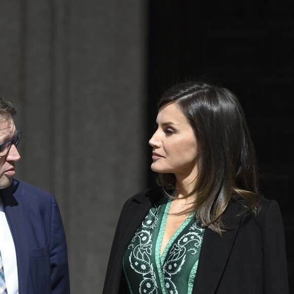 La reine Letizia d'Espagne (robe Sandro) en visite au monastère de l'Incarnation à Madrid le 10 avril 2019 pour découvrir les aménagements réalisés pour l'accessibilité aux personnes en situation de handicap.