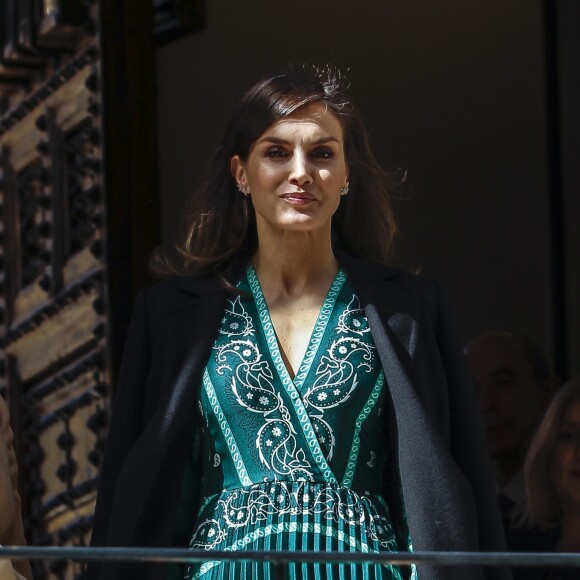 La reine Letizia d'Espagne (robe Sandro) en visite au monastère de l'Incarnation à Madrid le 10 avril 2019 pour découvrir les aménagements réalisés pour l'accessibilité aux personnes en situation de handicap.