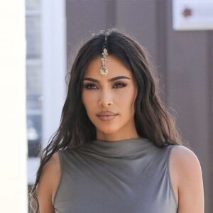 Exclusif - Kim Kardashian porte un bijou Tikka indien et un haut très moulant sans soutien-gorge en balade avec sa fille à Sherman Oaks. La petite est habillée en costume de princesse et porte un sac à paillettes avec son prénom inscrit dessus et des Doc Martens assorties! Kim et se rendent à une fête de mariage privée. Le 30 mars 2019.