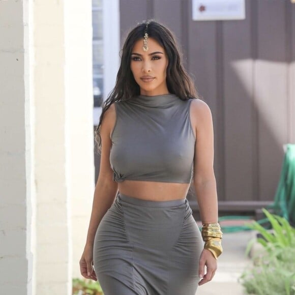 Exclusif - Kim Kardashian porte un bijou Tikka indien et un haut très moulant sans soutien-gorge en balade avec sa fille à Sherman Oaks. La petite est habillée en costume de princesse et porte un sac à paillettes avec son prénom inscrit dessus et des Doc Martens assorties! Kim et se rendent à une fête de mariage privée. Le 30 mars 2019.