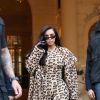 Kim Kardashian porte une combinaison, des chaussures et un manteau léopard à la sortie de l'hôtel Ritz lors de la fashion week à Paris, le 5 mars 2019. © Cyril Moreau/Bestimage