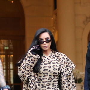 Kim Kardashian porte une combinaison, des chaussures et un manteau léopard à la sortie de l'hôtel Ritz lors de la fashion week à Paris, le 5 mars 2019. © Cyril Moreau/Bestimage
