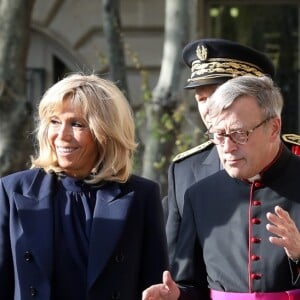 La première Dame Brigitte Macron, Christophe Castaner, ministre de l'intérieur et Monseigneur Patrick Chauvet, recteur-archiprêtre de la cathédrale Notre-Dame de Paris lors de la messe chrismale, l'une des célébrations de la semaine sainte précédant Pâques, qui aurait dû être dite par Monseigneur Aupetit à Notre-Dame, à l'église Saint-Sulpice de Paris, France, le 17 avril 2019. © Stéphane Lemouton/Bestimage