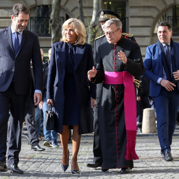 La première Dame Brigitte Macron, Christophe Castaner, ministre de l'intérieur et Monseigneur Patrick Chauvet, recteur-archiprêtre de la cathédrale Notre-Dame de Paris lors de la messe chrismale, l'une des célébrations de la semaine sainte précédant Pâques, qui aurait dû être dite par Monseigneur Aupetit à Notre-Dame, à l'église Saint-Sulpice de Paris, France, le 17 avril 2019. © Stéphane Lemouton/Bestimage
