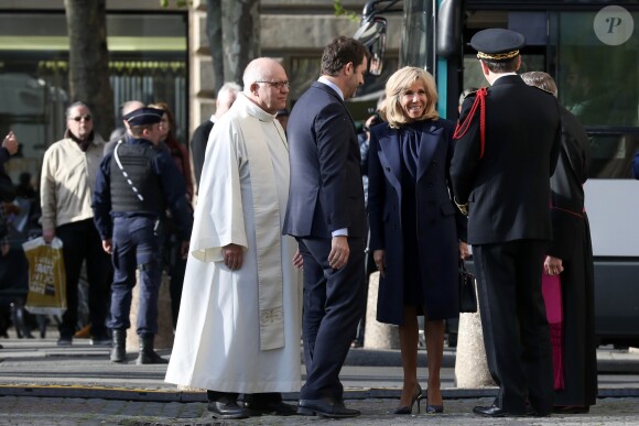 La première Dame Brigitte Macron, Christophe Castaner, ministre de l'intérieur et Monseigneur Patrick Chauvet, recteur-archiprêtre de la cathédrale Notre-Dame de Paris lors de la messe chrismale, l'une des célébrations de la semaine sainte précédant Pâques, qui aurait dû être dite par Monseigneur Aupetit à Notre-Dame, à l'église Saint-Sulpice de Paris, France, le 17 avril 2019. © Stéphane Lemouton/Bestimage