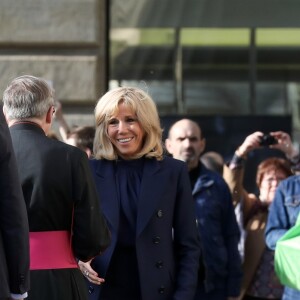 La première Dame Brigitte Macron, Christophe Castaner, ministre de l'intérieur et Monseigneur Patrick Chauvet, recteur-archiprêtre de la cathédrale Notre-Dame de Paris lors de la messe chrismale, l'une des célébrations de la semaine sainte précédant Pâques, qui aurait dû être dite par Monseigneur Aupetit à Notre-Dame, à l'église Saint-Sulpice de Paris, France, le 17 avril 2019. © Stéphane Lemouton/Bestimage