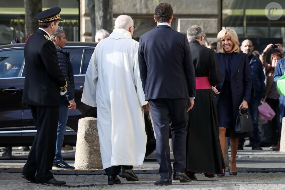 La première Dame Brigitte Macron, Christophe Castaner, ministre de l'intérieur et Monseigneur Patrick Chauvet, recteur-archiprêtre de la cathédrale Notre-Dame de Paris lors de la messe chrismale, l'une des célébrations de la semaine sainte précédant Pâques, qui aurait dû être dite par Monseigneur Aupetit à Notre-Dame, à l'église Saint-Sulpice de Paris, France, le 17 avril 2019. © Stéphane Lemouton/Bestimage