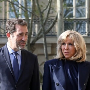 La première Dame Brigitte Macron, Christophe Castaner, ministre de l'intérieur et Monseigneur Patrick Chauvet, recteur-archiprêtre de la cathédrale Notre-Dame de Paris lors de la messe chrismale, l'une des célébrations de la semaine sainte précédant Pâques, qui aurait dû être dite par Monseigneur Aupetit à Notre-Dame, à l'église Saint-Sulpice de Paris, France, le 17 avril 2019. © Stéphane Lemouton/Bestimage