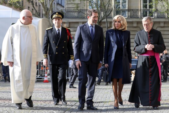 La première Dame Brigitte Macron, Christophe Castaner, ministre de l'intérieur et Monseigneur Patrick Chauvet, recteur-archiprêtre de la cathédrale Notre-Dame de Paris lors de la messe chrismale, l'une des célébrations de la semaine sainte précédant Pâques, qui aurait dû être dite par Monseigneur Aupetit à Notre-Dame, à l'église Saint-Sulpice de Paris, France, le 17 avril 2019. © Stéphane Lemouton/Bestimage